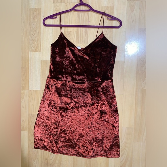 Deep Red Velvet Mini Dress | Size: M | Garage - Picture 2 of 4